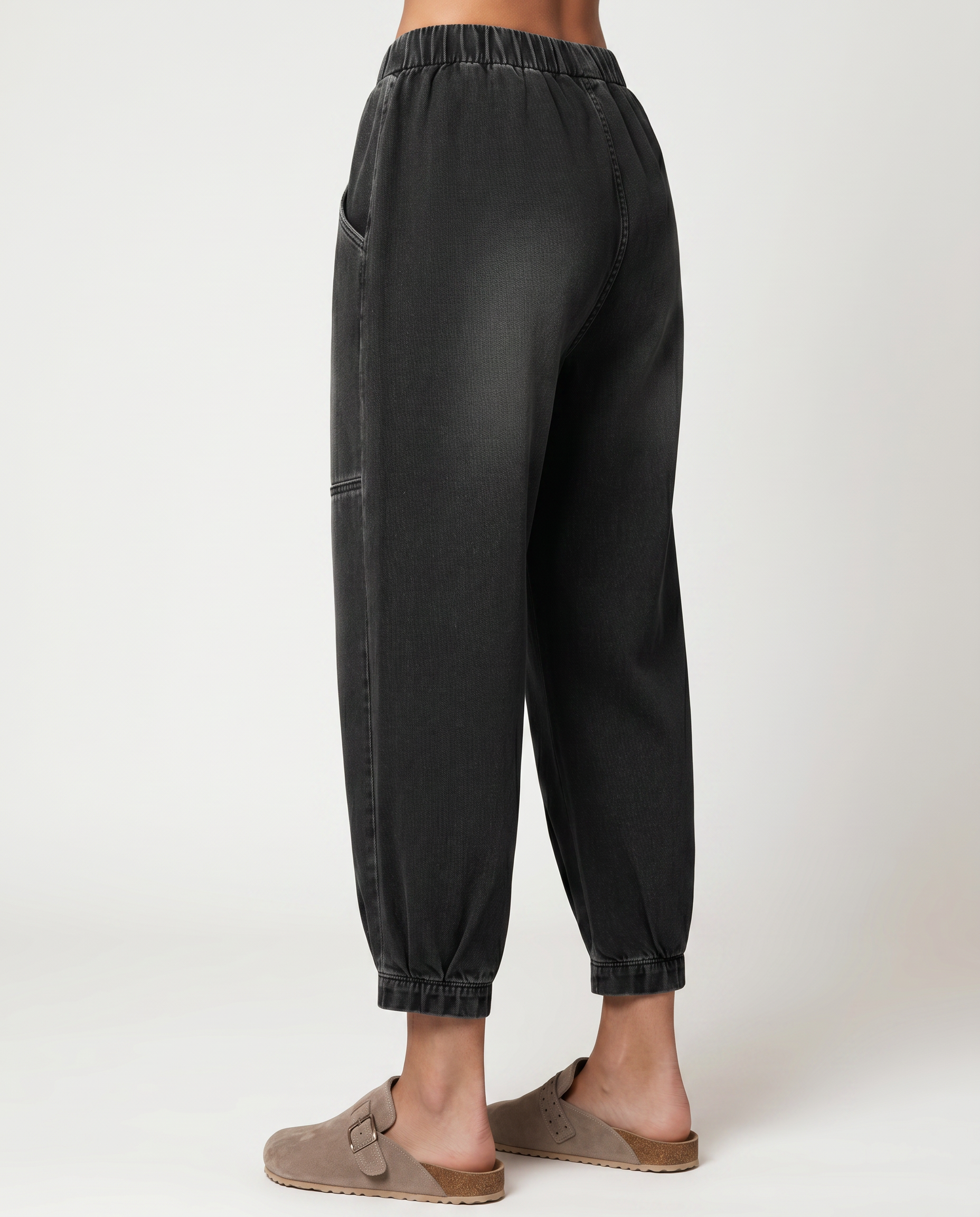Women's Black Tapered Ankle Jeans with Elastic Waist – Relaxed Pull-On Denim for Everyday Wear