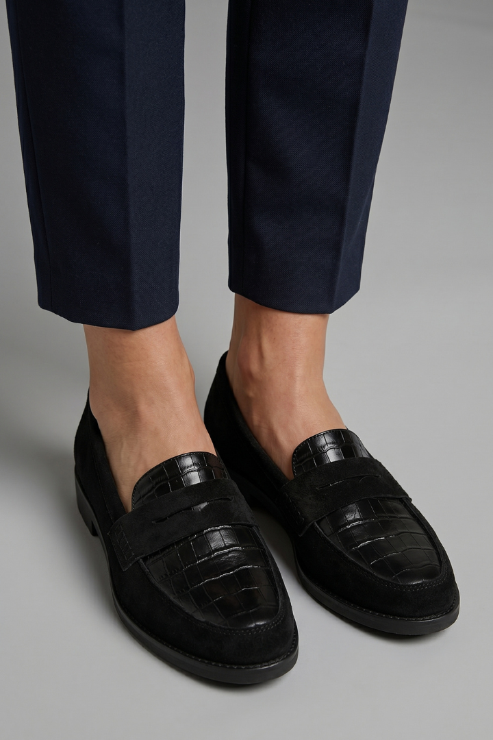 Women's Croc-Embossed Slip-On Loafers with Flat Lightweight Sole – Comfort Shoes for Everyday Wear
