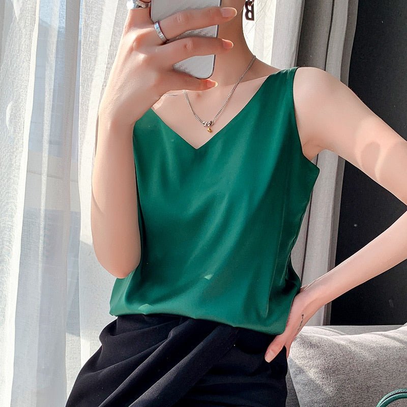 Women's Satin-Look V-Neck Tank Top with Relaxed Fit – Elegant Sleeveless Cami for Work & Dinner