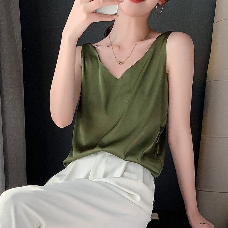 Women's Satin-Look V-Neck Tank Top with Relaxed Fit – Elegant Sleeveless Cami for Work & Dinner
