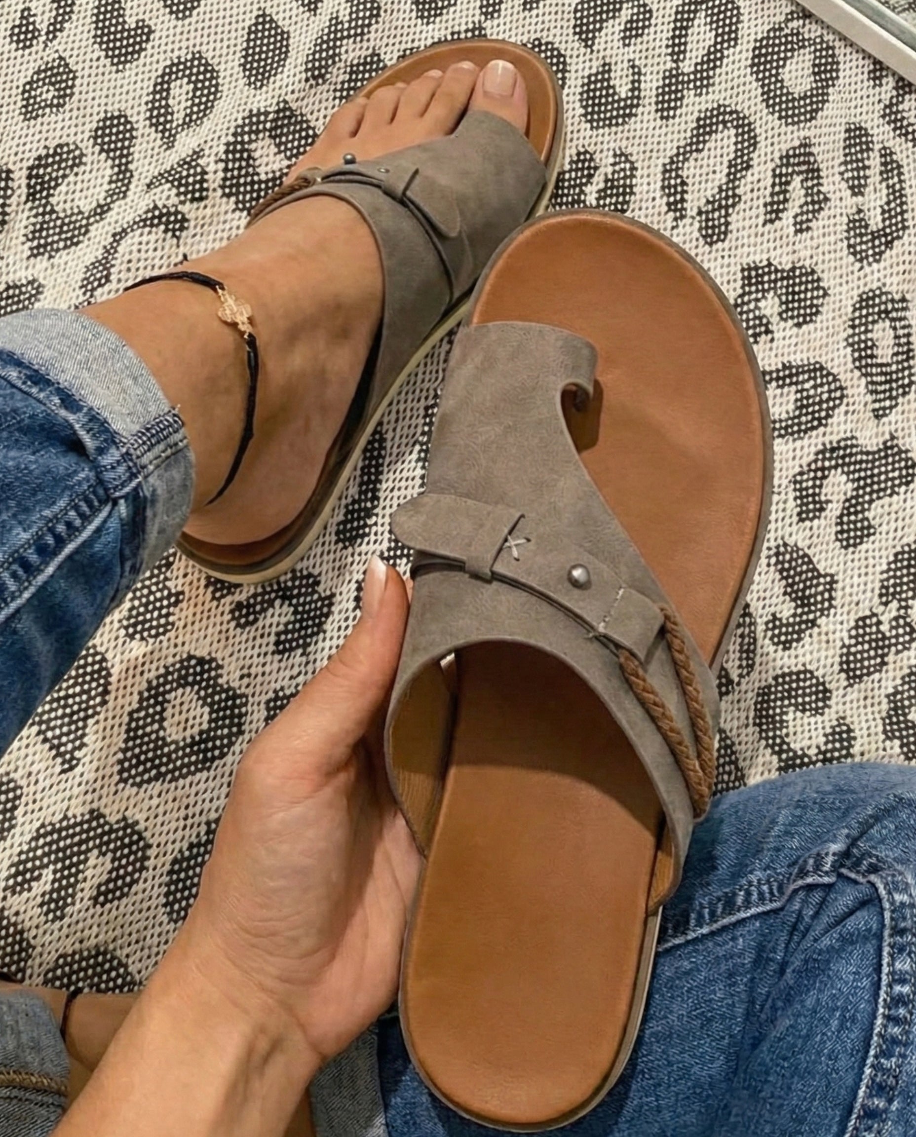 Women's Flat Toe Loop Sandals – Casual Summer Beach and Holiday Sandals
